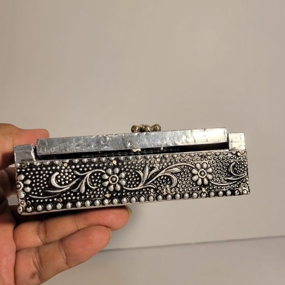 Vtg hammered silver metal embossed jewelry box with elephant blue velvet lining - Picture 2 of 8